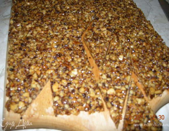 Когда масса затвердеет, нарезать гозинаки ромбами смоченным в горячей воде ножом, перенести на тарелочку и подавать. Приятного аппетита!