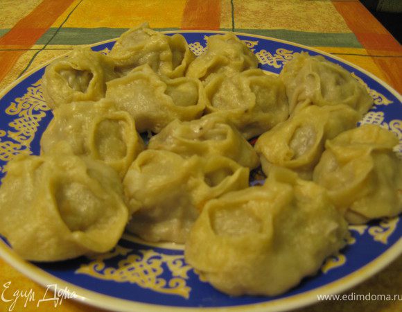 В котел мантышницы наливается крутой кипяток, и после закипания ставятся сверху полки с мантами, закрывается крышка и манты варятся на пару около 40 минут при энергичном кипении. Подавать их хорошо со сметаной, в которую добавлена щепотка чёрного перца и резаная кинза. А если вам к этому времени надоели всякие кулинарные манипуляции, возьмите просто ряженку жирностью 4% - чудесно сочетается с мантами. Есть их надо руками - от укола вилкой из мантов вытекает весь сок. Воспитанным в европейской традиции людям, привыкшим мыть руки не после еды, а до неё, рекомендуется класть целый мант в ложку и аккуратно есть его из ложки, из которой вы потом выпьете сок. 