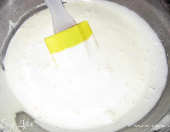 Готовим тесто: отделяем белки от желтков. Желтки взбиваем с 75 гр сахара добела и до уплотнения массы.