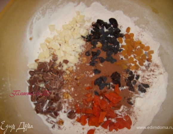 Смешиваем тщательно все сухие ингредиенты. Шоколад измельчить кубиками