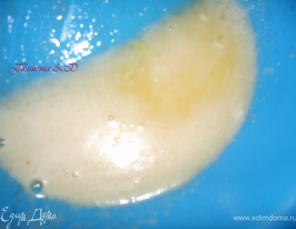 Слегка взбиваем пару яйц