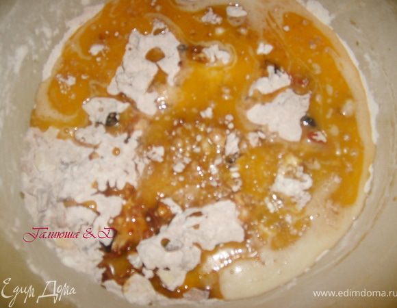 Масло сливочное растопить, и смешиваем "мокрые" ингредиенты с "сухими"