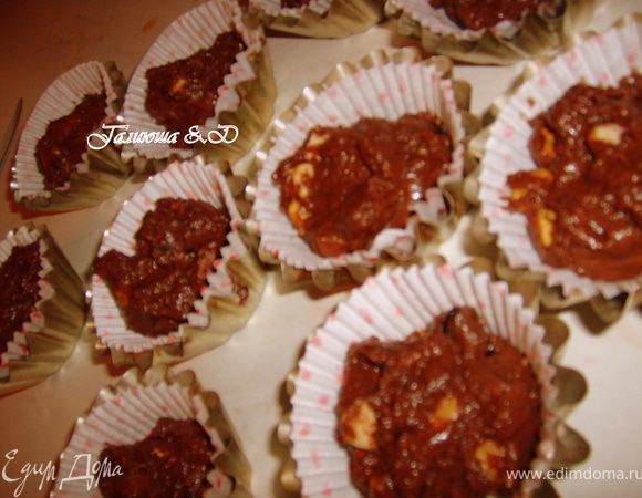 Или же, если будете выпекать в маленьких формочках, то можно использовать и бумажные. Отправляем их в духовку и выпекаем при 180 гр. 25 минут для маленьких формочек, и 40 минут для большой формы.