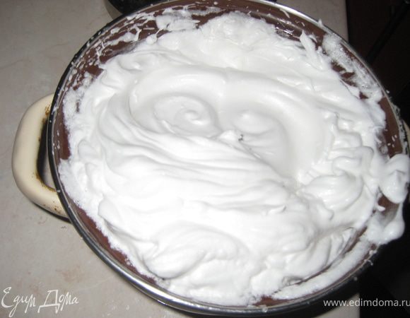 Белки взбиваем в пену, добавляем 75 гр сахара и взбиваем до устойчивых пиков.