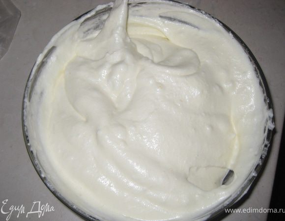 Осторожно лопаткой снизу-вверх вымешиваем белки с желтками.