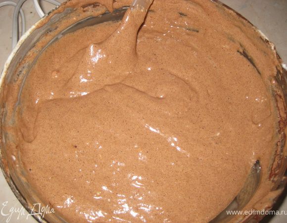Добавляем в тесто предварительно растопленное и охлажденное сливочное масло, какао, муку просеянную с разрыхлитем, очень острожно вымешиваем.