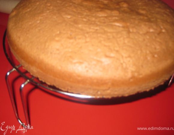 Выливаем тесто в форму, застеленную пергаментом, выпекаем в разогретой духовке 10 минут при 200 градусах. уменьшаем температуру до 180 гр и еще выпекаем 10-15 минут(до сухой палочки). Вынимаем бысквит из формы и даем ему выстоятся 8 часов на решетке.