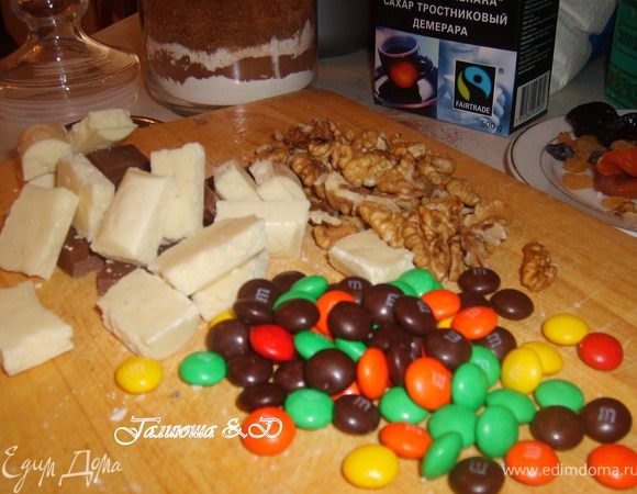 А теперь собираем наш подарочный "вкусный конструктор" все укладываем слоями в банку. Вместо черного шоколада, можно взять драже М&M's. 
Измельчаем шоколад,орехи.