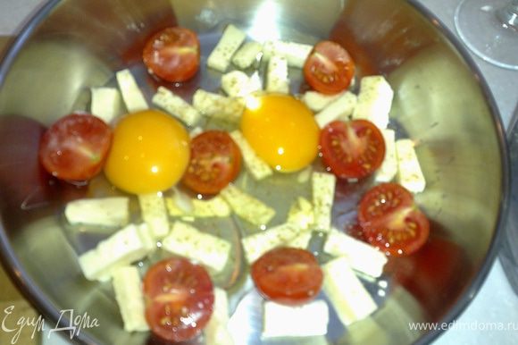 Сверху на сыр с помидорами разбиваем 2-3 яйца.(по желанию). Посыпаем базиликом и перцем,на вкус.