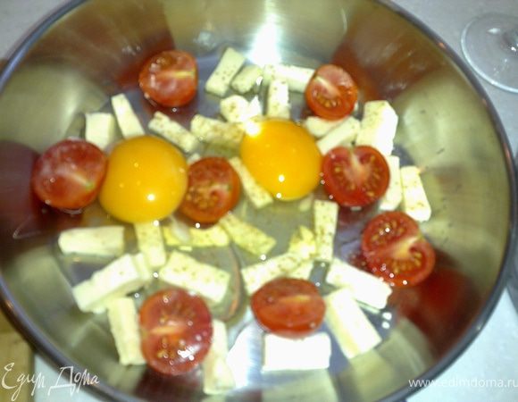 Сверху на сыр с помидорами разбиваем 2-3 яйца.(по желанию).
Посыпаем базиликом и перцем,на вкус.