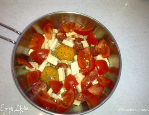 Опять выкладываем сыр и помидоры,но старайтесь не попадать на яйца. У меня к сожалению было мало черри и пришлось добавить обычные помидоры.