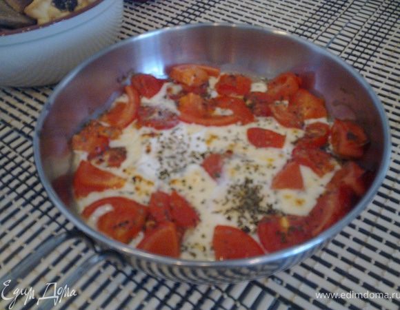 Духовка разогрета ставим наше блюдо на 8 мин. Время приготовления зависит от того какой готовности яйца вы любите. Время которое я указала яйца будут всмятку.