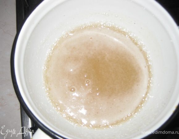 Готовим грильяж:орехи рубим ( у меня грецкие), сахар и воду смешиваем и нагреваем варим до светло-коричневого цвета на большом огне, главное правильно сварить карамель, чтобы сахар уже растворился но не подгорел!