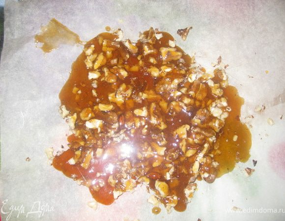 Можна грильяж делать двумя способами - или добавить в горячий грильяж орехи, перемешать и выложить массу на пергаметную бумагу, или орехи выложить на пергамент и залить сверху карамелью. Я делала и так и так, второй способ мне больше понравился. Даем грильяжу полностью остыть и схватится, он должен хорошо ломаться.