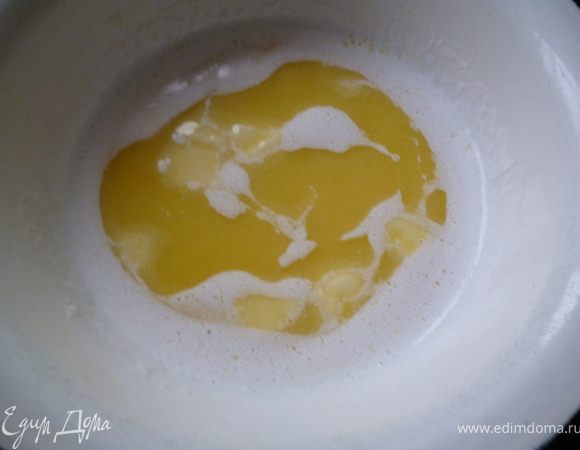 Масло растопить и слегка остудить.