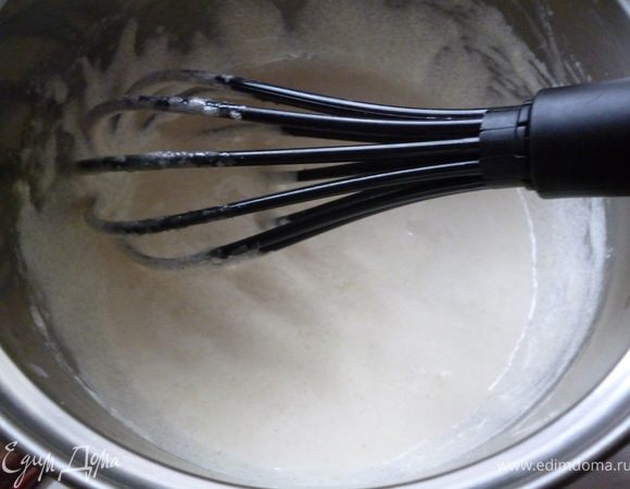 Желтки с сахаром растереть венчиком до белого цвета.