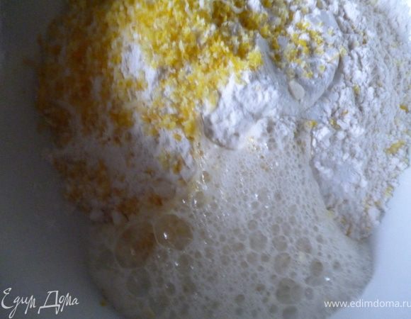 На муку высыпать соду и на нее через терку натереть мякоть половинки лимона(сода погасится).