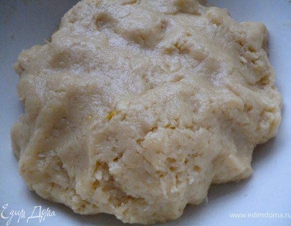 К муке добавить растопленное масло и желтки и быстро замесить тесто.Накрыть тесто пленкой и отправить его на 30минут в холодильник.