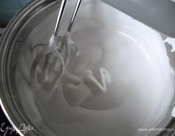 За это время приготовим меренгу:к белкам добавить несколько 2-3капли сока лимона,взбить до появления пены и затем,добавляя понемногу сахара,продолжаем взбивать до появления мягких пиков.