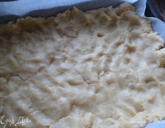 Достаем из холодильника тесто и руками распределяем его по форме,по краям делаем небольшой бортик(форму выстелить пергаментом).