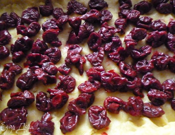 На тесто выкладываем слой вишен.