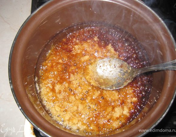 Готовим крем:120 гр сахара топим до коричневого цвета, постоянно помешивая что-бы не подгорел.
