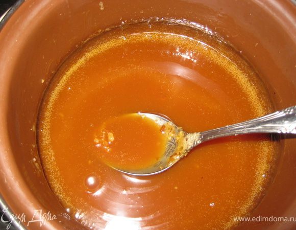 Заливаем карамель горячими сливками, несколько минут провариваем. Полностью остужаем.