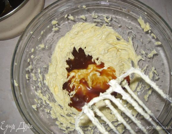 Размягченное сливочное масло взбиваем, по-немногу добавляем карамельно-сливочную массу, взбиваем до пышности. Добавляем ванильный екстракт.