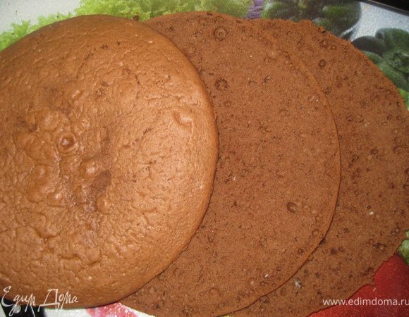 Бисквит разрезаем на три части.