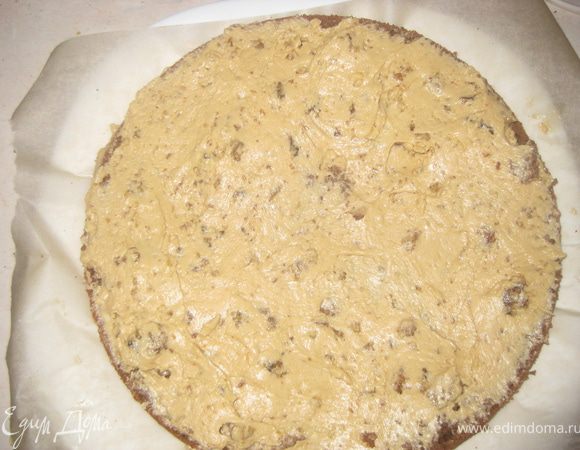 Грильяж измельчаем блендером. добавляем в крем. Перемазываем наш бисквит.