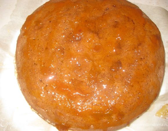 Разогреть в СВЧ абрикосовый конфитюр, покрыть ним верх торта.