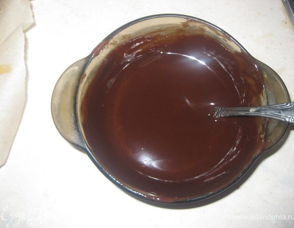 На водяной бане растопить шоколад с маслом.