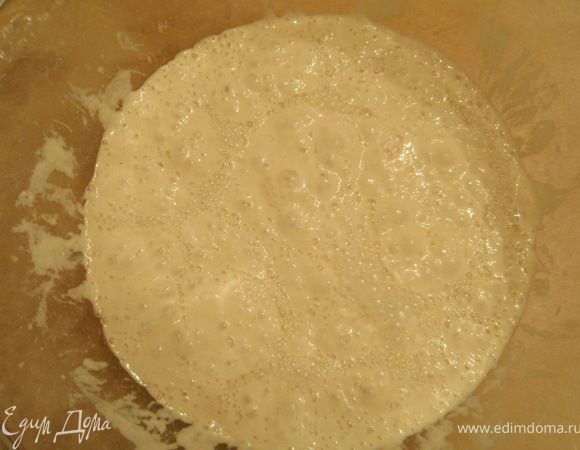 бига:
все сложить в миску и хорошо вымешать  деревянной лопаткой до однородной массы.
Накрыть и оставить на 12-16 часов при комнатной температуре.Удобней это сделать вечером.Утром вы увидите много сформировавшихся маленьких пузырей.Чем теплее в комнате тем быстрее идет процесс,чем холоднее тем дольше ждать.