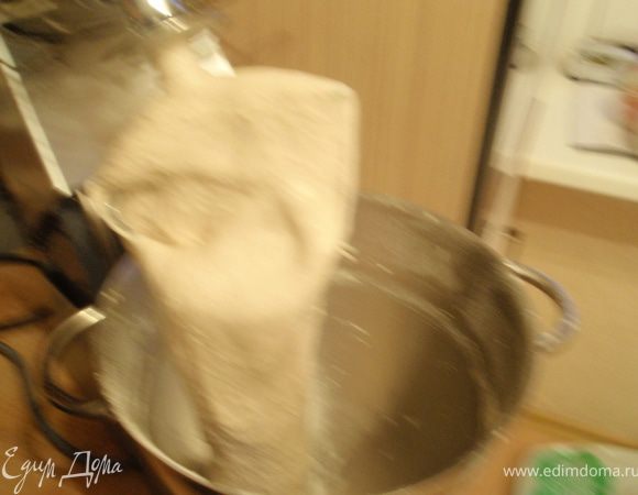 тесто-
В миску налить теплую 22-24 градуса воду,положить дрожжи и подождать пока дрожжи растворятся около 3 минут.После этог положить муку,бигу и мешать деревянной лопаткой до однородной массы.Вымешав добавить соль и мешать в комбайне 20 минут.Мешать нужно на  средней или большой скорости(3-5),это важно.Тесто сначала очень жидкое и кажется что что-то сделала не так.Отбросьте сомнения.За 20 минут интенсивного замеса тесто перестанет липнуть к стенкам и соберется на лопатке(важно - замешиваем не крюком для теста, а плоской насадкой как лопата). Стенки станут чистыми и только выключив комбайн , тесто медленно сползет на дно .Тесто будет очень мягкое и тягучее.