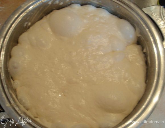 )После 3 часов такой ферментации тесто увеличится больше чем вдвое(будет полная пятилитровая кастрюля)На его поверхности будет много больших и маленьких пузырей.