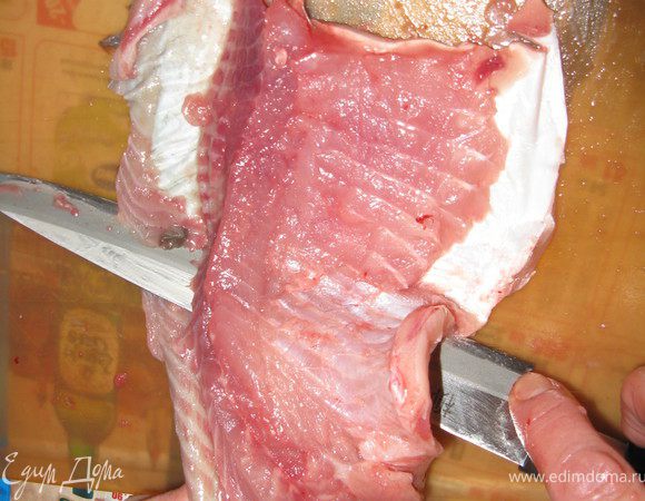 Головы вычищаются изнутри и откладываются в сторону: им еще предстоит быть нафаршированными. Мясо срезается с костей и соскабливается с кожи. 