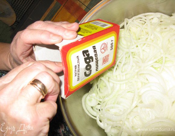 Когда лук начинает подрумяниваться, всыпается чайная сода. Внимание: вот изюминка данного рецепта в сравнении с другими. При взаимодействии с содой лук разрыхляется и выделяет новый сок. На среднем огне влага должна полностью выпариться. Лук превращается в кашеобразную массу коричневого цвета.