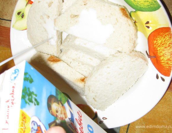 Третья составляющая фарша - намоченный в воде или молоке белый хлеб без корки, который затем как следует отжимается. Отрезанные корки выкидывать не стоит: ими потом можно будет выдавить выдавить из мясорубки остатки фарша.