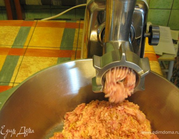 После охлаждения лука он вместе с рыбным филе и отжатым хлебом дважды пропускается через мясорубку. Измельчать фарш нужно не в комбайне, а именно мясорубкой, которая задерживает мелкие косточки. 