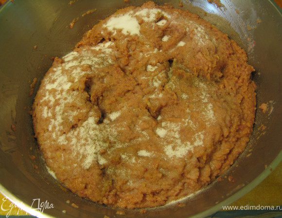 В фарш добавляются соль, сахар, перец. 