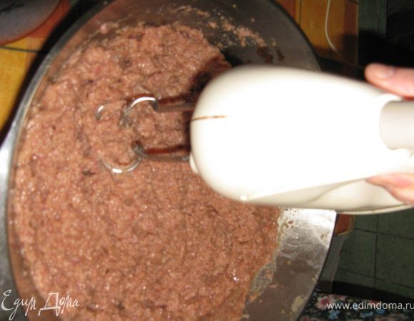 После этого фарш нужно как следует вымешать, добавляя в ходе этой операции яйца - одно за другим. Можно взбить миксером, пока фарш не приобретет тягучесть. 