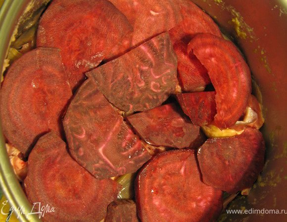 Поверх кладутся нарезанные тонкими пластинами морковь и свекла.