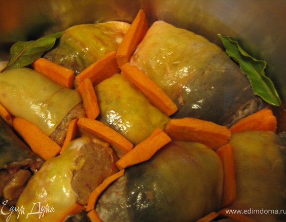 Эти котлеты кладутся в кастрюлю поверх овощей. Каждый кусок стоит обложить подобранными по размеру кусочками моркови и свеклы со всех сторон, чтобы котлетки не слиплись при варке.