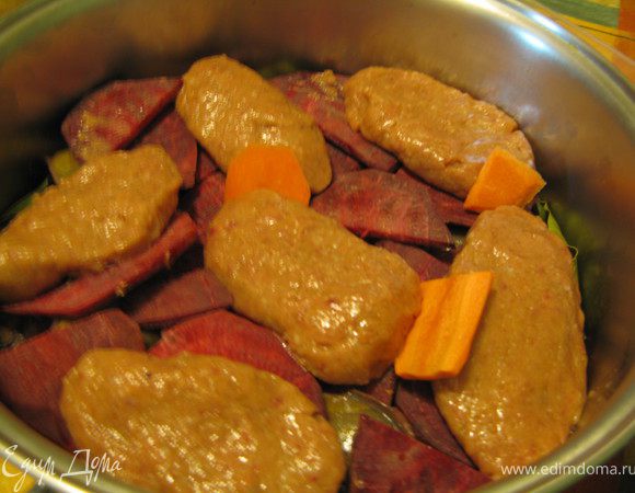 Если для фарша кожи не хватило, можно самый верхний слой составить из продолговатых котлет, на приготовление которых и пойдёт оставшийся фарш. Эти верхние котлеты по ходу варки будет удобно пробовать для контроля солёности. 