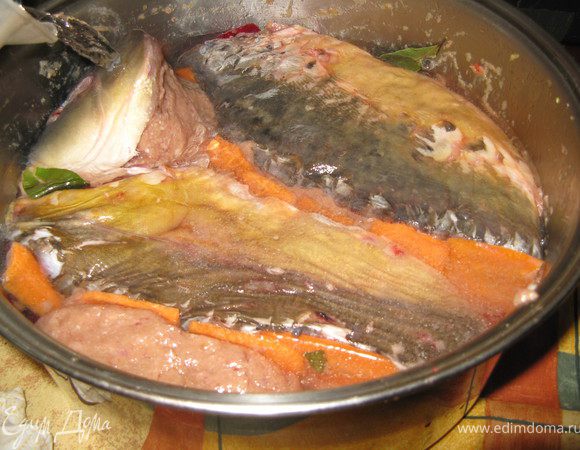 Остается добавить в кастрюлю перец горошком и лавровый лист, и залить холодной водой. Уровень воды должен быть вровень с верхним слоем или немного не доходить до него. Тогда получится нежное, но устойчивое желе, в которое не надо будет добавлять желатин. В этом рецепте указана мерка соли, выработанная экспериментально на стадии приготовления фарша, для чего и требовалось точно взвешивать филе. А на данном этапе солить бульон не нужно вовсе.