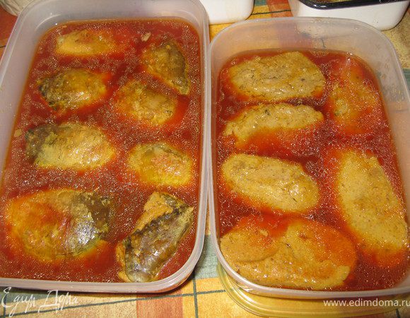 После охлаждения рыба раскладывается в судочки и заливается процеженным бульоном.