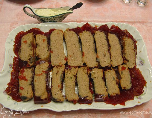 Поскольку фаршированная рыба по своей природе является закуской, гарнир к ней необязателен. Непременно сопровождает её только хрен - белый или со свеклой (ни в коем случае не горчица). Но если вы привыкли подавать рыбу с гарниром, отварите к ней картошку в том самом бульоне, в котором она готовилась. Это наилучший выбор.