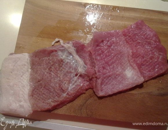 Свинину промыть, обсушить бумажным полотенцем и разрезать таким образом, чтобы получился длинный пласт.