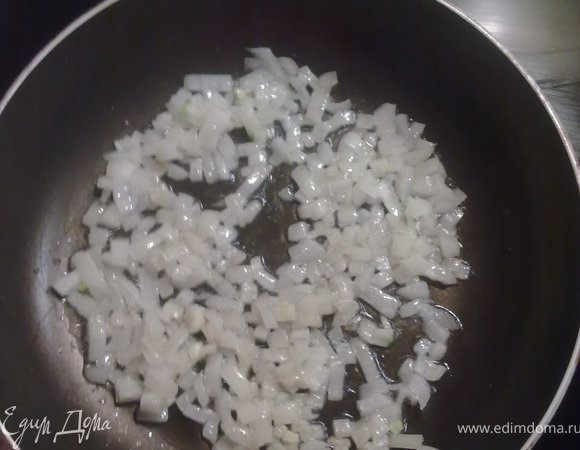 Нарезать лук, обжарить. Добавить броколи (лучше свежие соцветия).