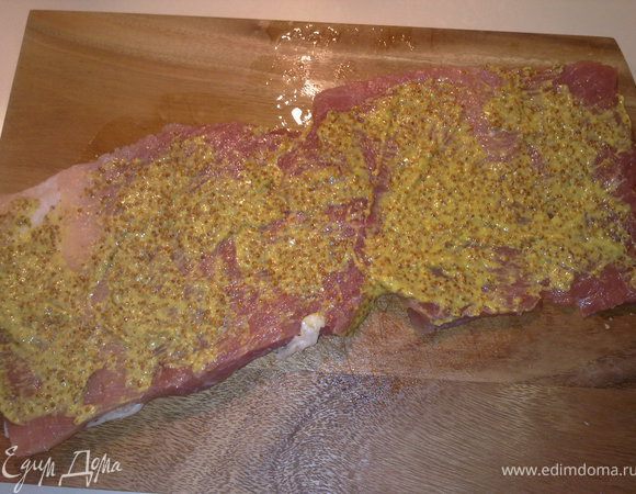 Натереть мясо специями и горчицей.